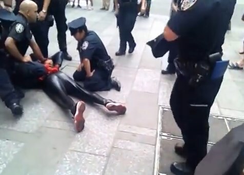 ¡Atención! Un 'spiderman', detenido en Times Square tras enfrentarse a un policía brutal
