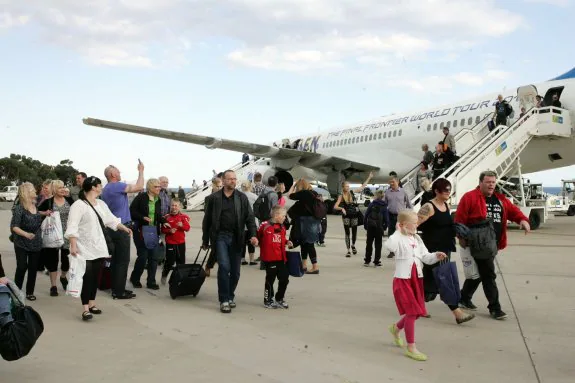Llegada de turistas procedentes de Reykjavic al Aeropuerto de Almería.