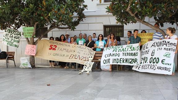 Cooperativistas de La Azulejera se volvieron a concentrar ayer en la plaza del Carmen.