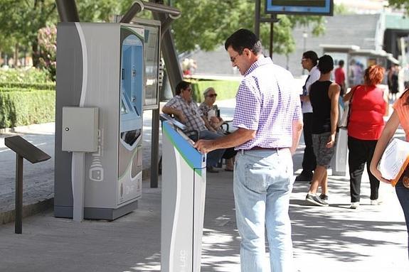 Un usuario de la LAC pasa su bonobús por el escáner de la validadora.