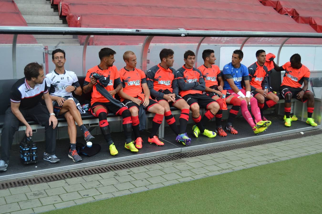 Jugadores en el banquillo antes del partido. 