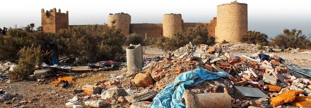 Tras los lienzos de las murallas de San Cristóbal se esconde una sucia realidad, el lugar se usa como escombrera, entre otras cosas.