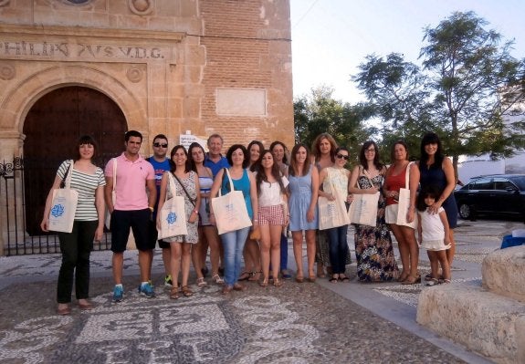 Alumnos y profesores en 'El Valle Inglés' en el municipio granadino de Melegís.