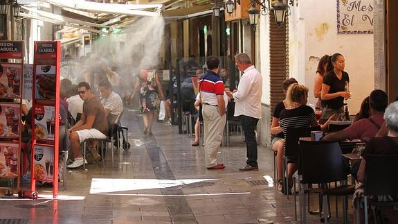 Imagen de uno de los puntos más emblemáticos de la hostelería granadina, la calle Navas.