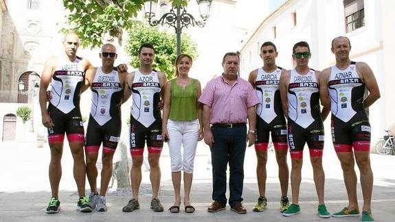 Integrantes del club organizador durante la presentación. 