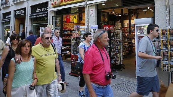 Turistas pasean por una calle granadina 