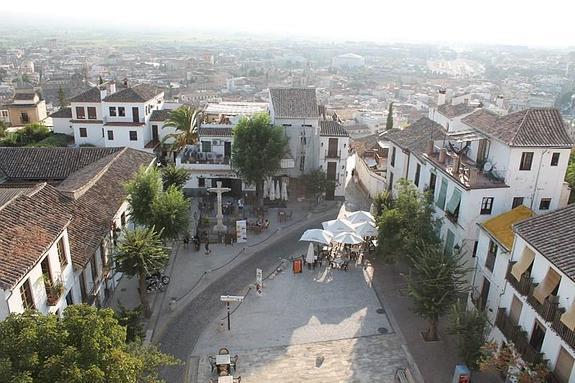 Vistas a la plaza y a la ciudad desde el campanario de la Iglesia de San Miguel Bajo.