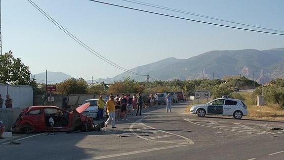 Lugar donde ocurrió el accidente -carretera entre Pozo Alcón y El Fontanar- y estado del vehículo siniestrado. :: José Utrera