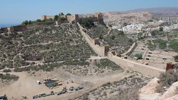 Un equipo lleva a cabo la construcción de uno de los decorados junto a la Alcazaba. 