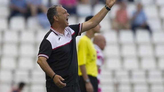 Caparrós apuesta de salida por el mismo once que eligió en el Trofeo Diputación