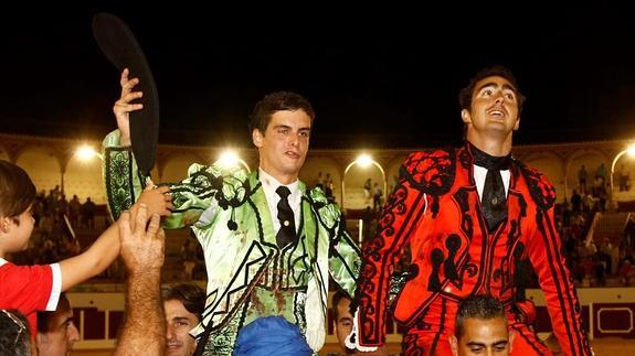 David Galván y David Fandila ‘El Fandi’ salen a hombros por la puerta grande en Antequera. :: A. J. GUERRERO