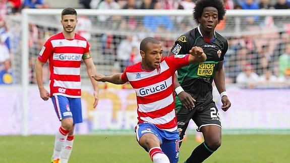 Fotografía de archivo de un partido entre el Granada CF y el Elche. 
