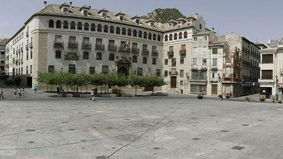 Vista de la plaza de Santa María desde la Catedral. A la derecha, haciendo esquina con la calle Maestra, se aprecia el edificio de la antigua relojería, en ladrillo rojo 