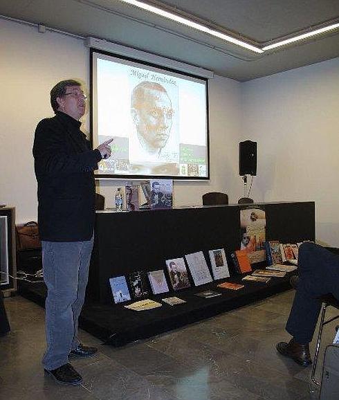 Jesucristo Riquelme durante la conferencia que ofreció sobre la vida y obra del poeta Miguel Hernández en el Museo Rafael Zabaleta de Quesada en 2012 