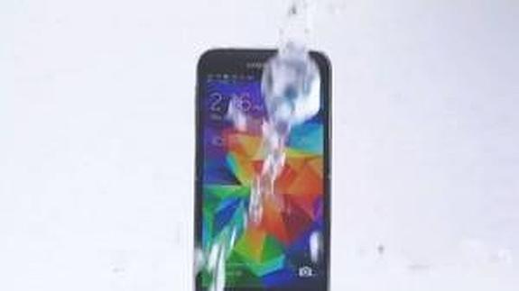 Vídeo: el Galaxy S5 hace el #IceBucketChallenge y reta al iPhone 5S de Apple