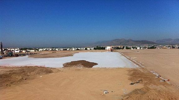 La zona clara corresponde al lago central de la instalación. A continuación, irán los campos. 
