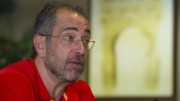 Juan Antonio Orenga, entrenador de la selección española de baloncesto, en rueda de prensa hoy en Granada  