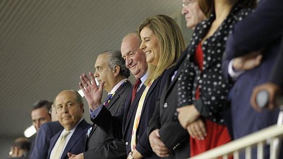 El Rey Juan Carlos saluda desde el palco a los aficionados congregados en el Palacio de los Deportes junto a Torres Hurtado, Sáez y Báñez 