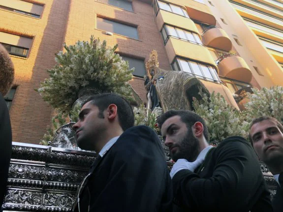 Portadores. La imagen de la Patrona procesionó en su trono, sobre los hombros de unos emocionados portadores, y con el tradicional olor a nardos.