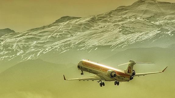 Despegue de un CRJ de Iberia, con Sierra Nevada al fondo, a principios de 2014. 