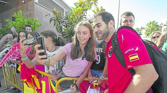 Esta joven consiguió hacerse varios 'selfies' con los jugadores de la selección, en este caso junto a Calderón. 