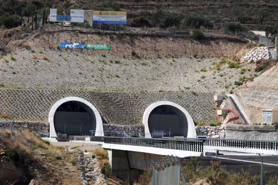 Boca sur de los túneles de Sierra Cabrera del AVE de Almería tapiados por Adif. 