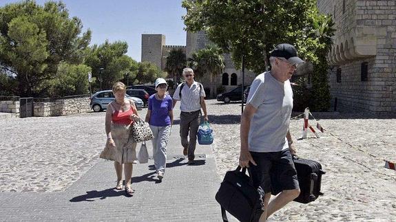 Un grupo de turistas llega con sus maletas al Parador de Santa Catalina