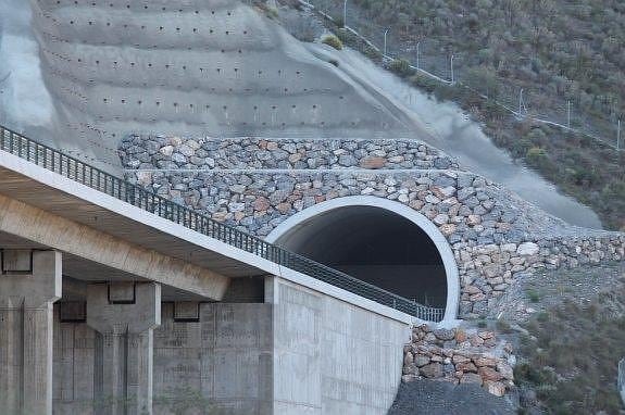 El túnel del Almendral, en Sorbas, con la boca tapiada tras la paralización de las obras en la línea de Alta Velocidad entre Murcia y Almería. 