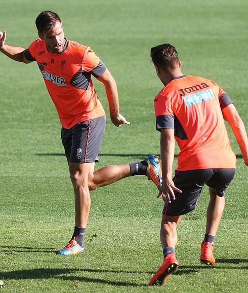 Alfredo Ortuño realiza una espuela en el transcurso de un entrenamiento con el Granada. 