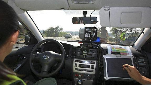 La Guardia Civil controla un radar móvil desde un vehículo 