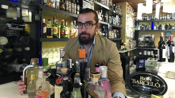 El propietario de The Lemon Society, Javier San Segundo, en su bar. 