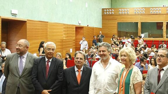 Eugenio Domínguez (tercero por la izquierda) y José Domingo (primero por la derecha) en la inauguración de los cursos de verano, el pasado mes de agosto.