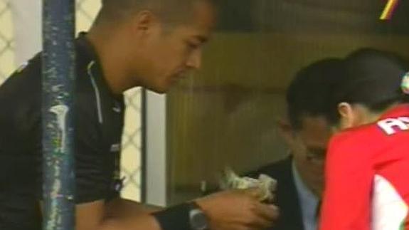 Pillan a un árbitro contando billetes antes de un partido