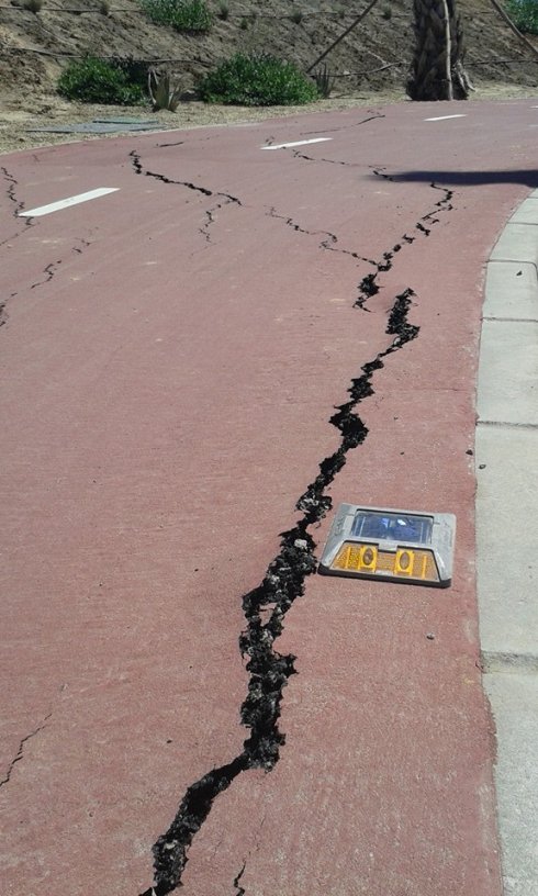 Carril bici, con desperfectos. 