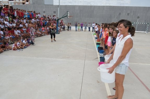 Los alumnos de sexto de Primaria del Ginés Morata se mojan por la ELA