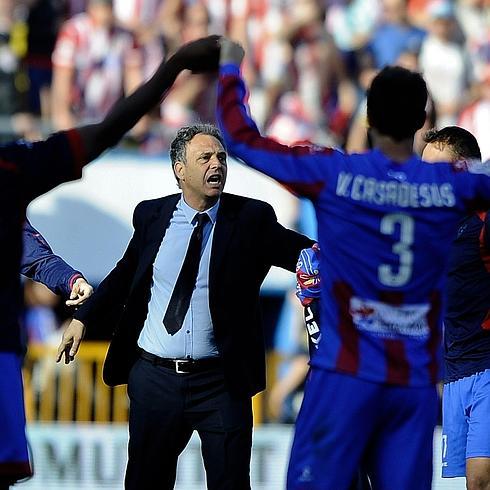 Joaquín Caparrós da instrucciones durante su etapa como técnico del Levante. 