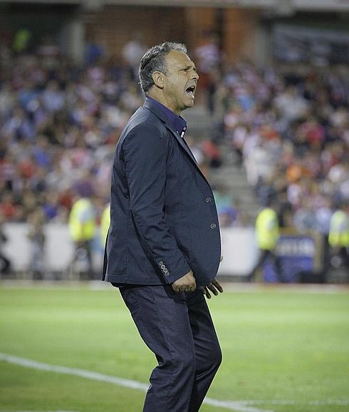 Caparrós da indicaciones a sus jugadores durante el partido