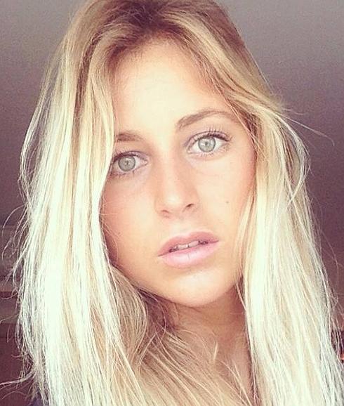 La campeona de surf niega que salga con Dani Martín