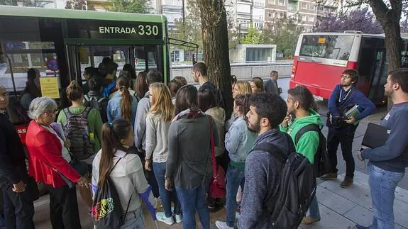 Decenas de estudiantes suben a un autobús de la línea U2, camino de Cartuja