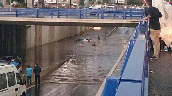 Una tremenda granizada provoca el caos en la capital y el área metropolitana
