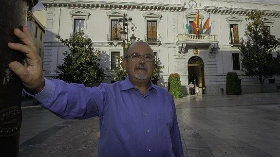 Luis de Haro Rossi posa en la plaza del Carmen hace unos días 