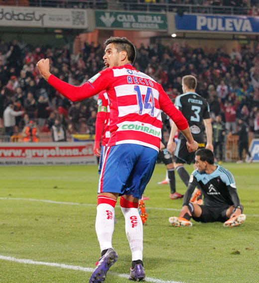Recio celebra un gol con la grada de los Cármenes.