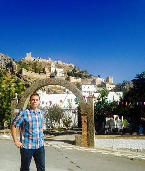 Manuel García Cerezo, con el castillo de Moclín al fondo.