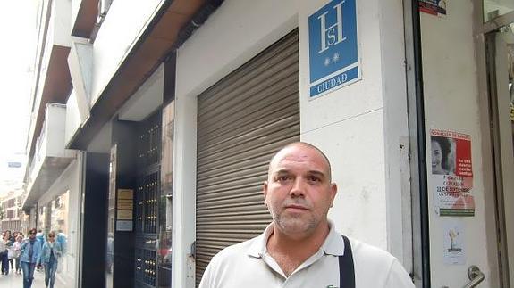José Antonio Navarrete frente al Hostal Cónsul, que quiere reabrir en unos meses.