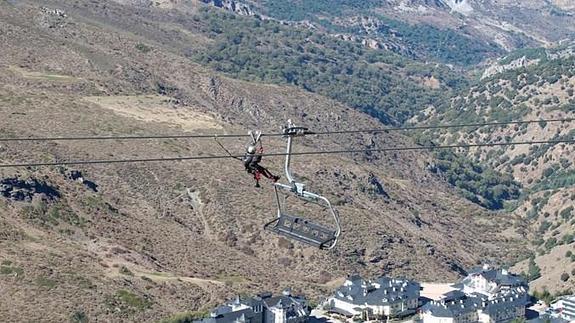 Los pisteros de Sierra Nevada entrenan el rescate aéreo en remontes