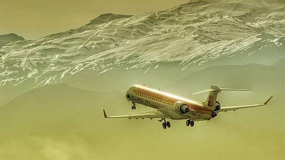 Un avión de Iberia despega del aeropuerto Federico García Lorca de Granada. 