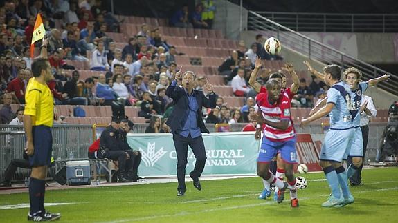 Caparrós corrige a uno de sus futbolistas mientras Fran Rico saca de banda. 