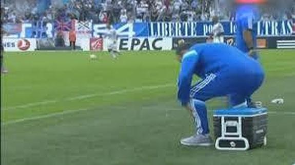 Marcelo Bielsa se quema el culo con un café en pleno partido