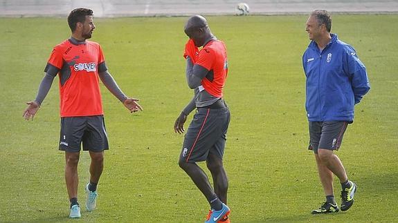 Dany Nounkeu se seca el sudor en presencia de un sonriente Joaquín Caparrós.