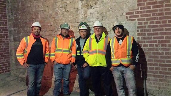 José Luis Maldonado, en el centro, con sus compañeros de trabajo, retenidos en un sótano del Parlamento de Canadá. 